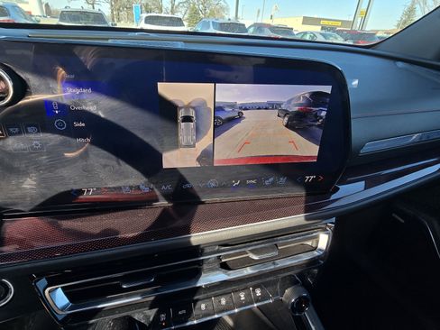 Used 2025 Chevrolet Traverse RS image 7