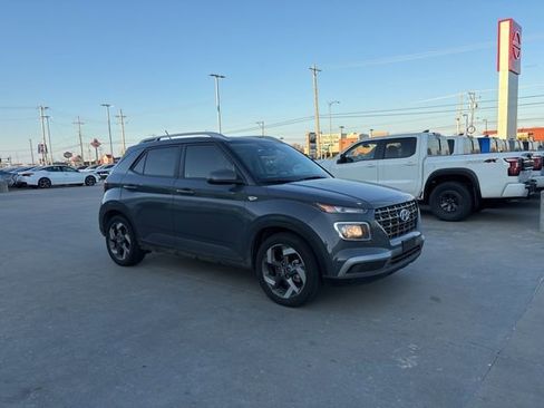 Used 2025 Hyundai Venue SEL image 2