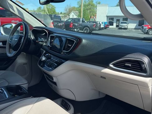 Used 2019 Chrysler Pacifica Limited FWD image 44