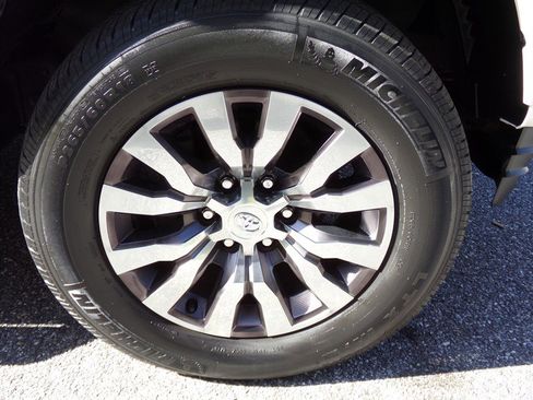 Used 2021 Toyota Tacoma Limited image 19