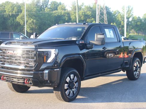 Used 2024 GMC Sierra 2500 AT4 w/ AT4 Premium Plus Package AWD/4WD image 3