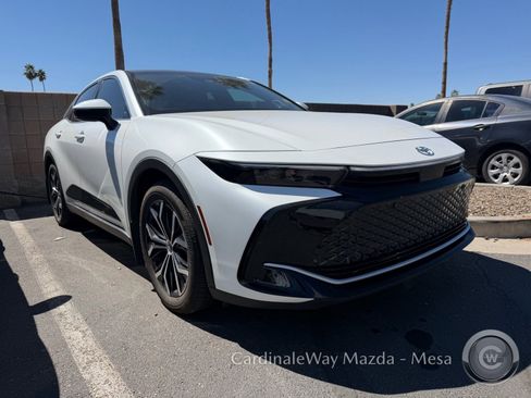 Used 2023 Toyota Crown Limited image 2