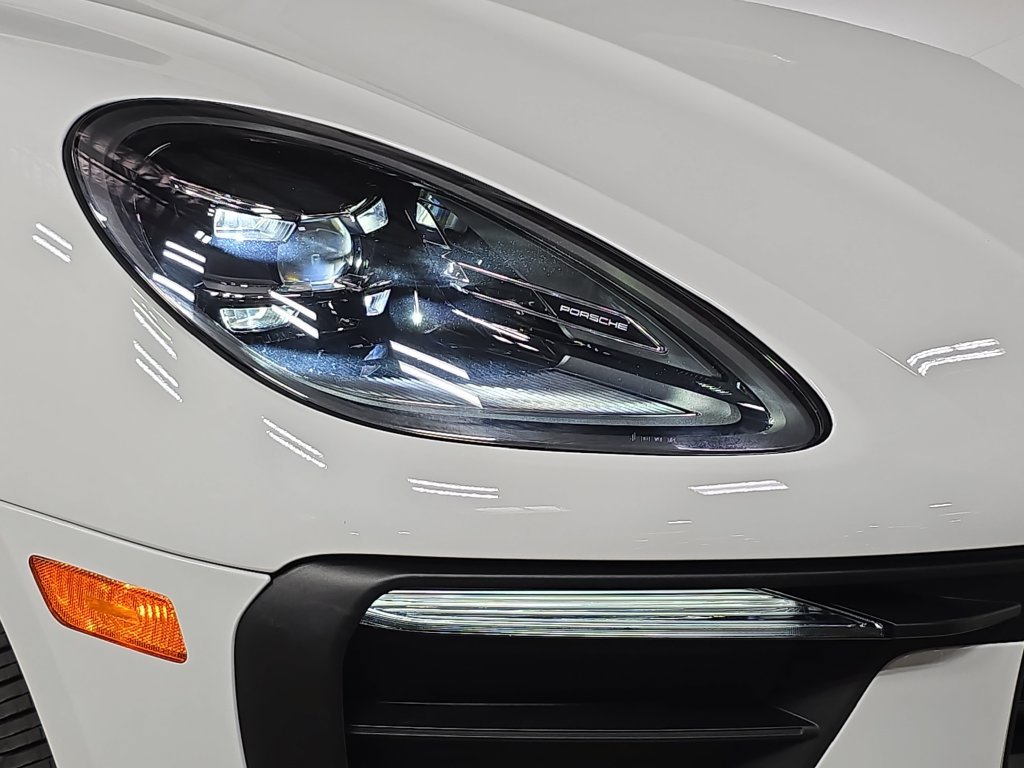 Certified 2026 Porsche Macan AWD/4WD image 12