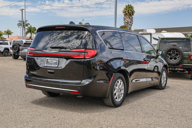 Used 2023 Chrysler Pacifica Touring-L FWD image 4