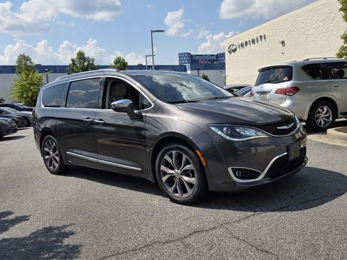 Used 2020 Chrysler Pacifica Limited w/ Tire & Wheel Group FWD image 4