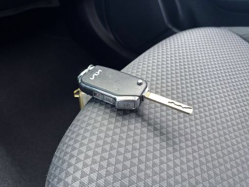 Used 2025 Kia Soul LX w/ LX Technology Package FWD image 21