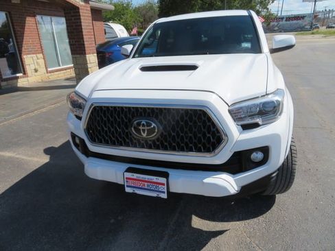 Used 2019 Toyota Tacoma 2WD Double Cab image 2