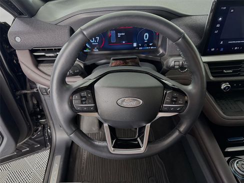 Used 2025 Ford Explorer Platinum AWD/4WD image 3