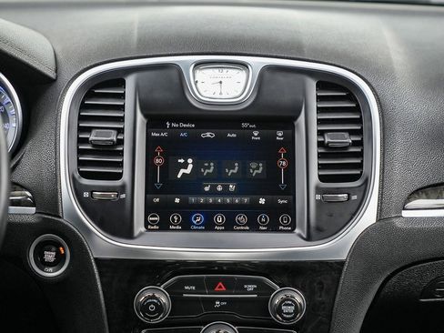 Used 2018 Chrysler 300 Limited image 13