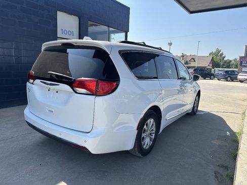 Used 2017 Chrysler Pacifica Touring-L FWD image 8