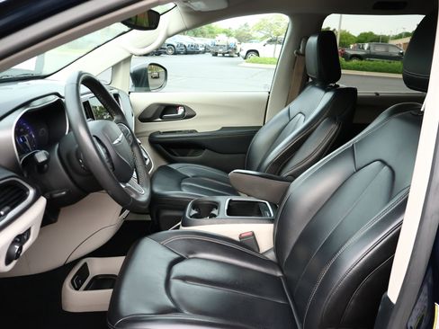 Used 2023 Chrysler Pacifica Touring-L FWD image 10
