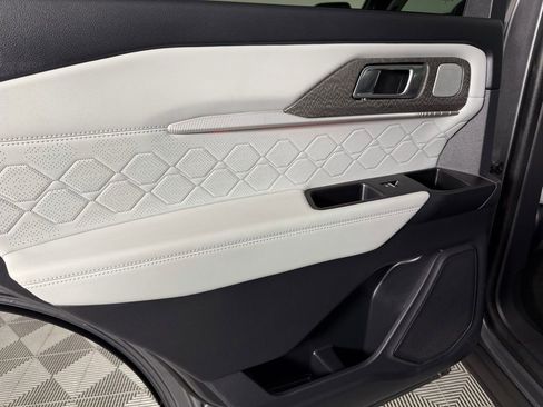 Used 2025 Ford Explorer Platinum w/ Ultimate Package image 28