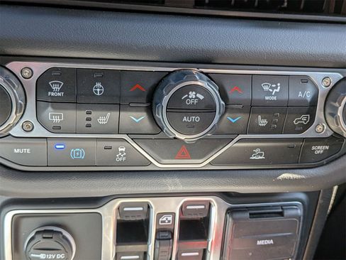 Used 2024 Jeep Wrangler Unlimited Sahara image 24