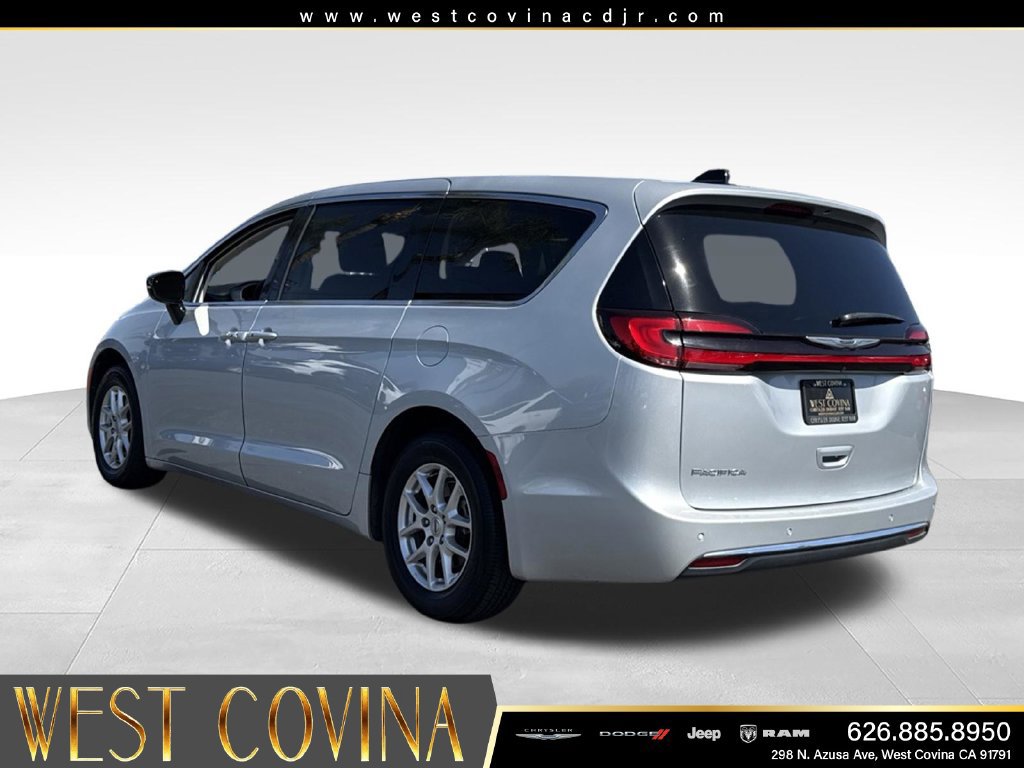 Used 2024 Chrysler Pacifica Touring-L FWD image 7
