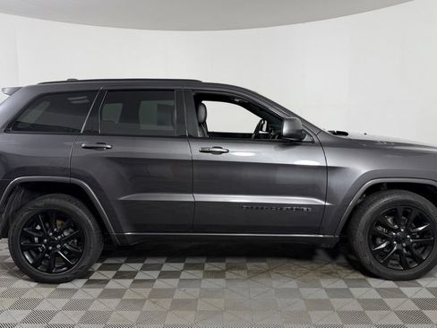 Used 2018 Jeep Grand Cherokee Altitude AWD/4WD image 9