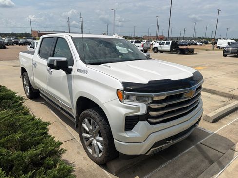Used 2025 Chevrolet Silverado 1500 High Country AWD/4WD image 2
