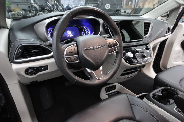 Used 2023 Chrysler Pacifica Touring-L FWD image 16