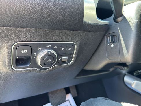 Used 2022 Mercedes-Benz GLB 250 4MATIC w/ Premium Package Lite image 15