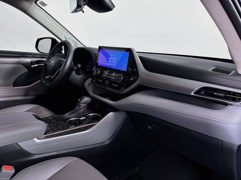 Used 2024 Toyota Highlander Platinum FWD image 31