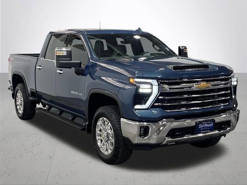Used 2025 Chevrolet Silverado 3500 LTZ w/ LTZ Convenience Package AWD/4WD image 8