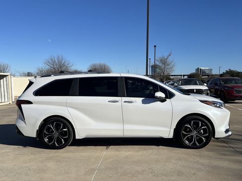 Used 2025 Toyota Sienna Platinum image 10