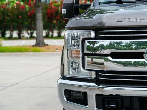 Used 2017 Ford F250 Lariat w/ Lariat Ultimate Package AWD/4WD image 5