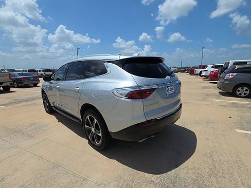 Used 2022 Buick Enclave Essence w/ Sport Touring Edition FWD image 8