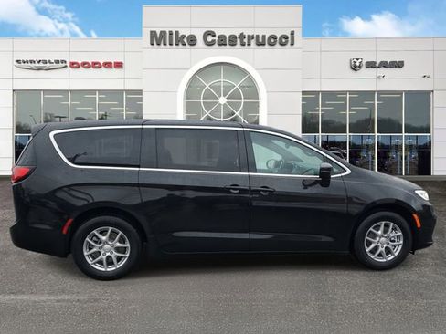 New 2026 Chrysler Pacifica Select image 3