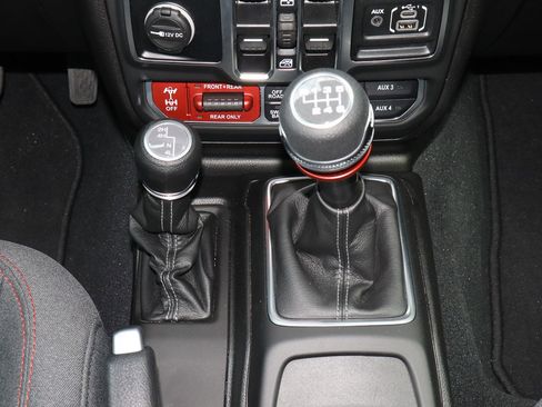 Used 2025 Jeep Wrangler Unlimited Rubicon AWD/4WD image 25