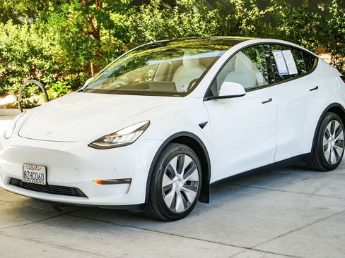 Used 2022 Tesla Model Y Long Range AWD/4WD image 3