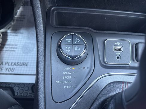 Used 2021 Jeep Cherokee Trailhawk w/ Trailer Tow Group AWD/4WD image 21