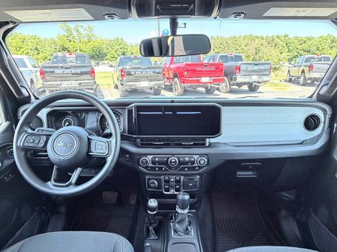 Used 2025 Jeep Gladiator Sport AWD/4WD image 10