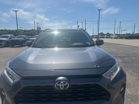 Used 2019 Toyota RAV4 XLE AWD/4WD image 8