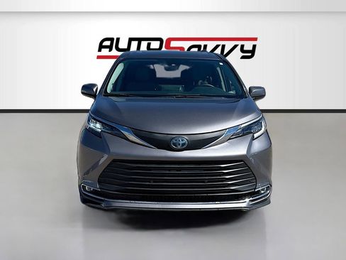 Used 2023 Toyota Sienna XLE w/ XLE Plus Package image 2