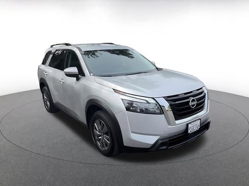 Used 2025 Nissan Pathfinder SV image 3