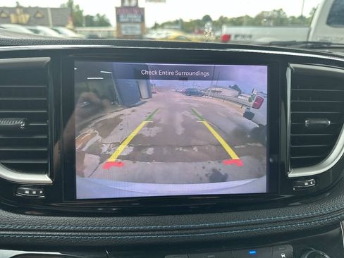 Used 2021 Chrysler Pacifica Touring-L FWD image 11