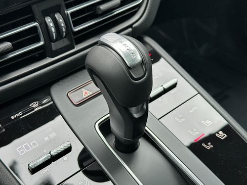 Certified 2025 Porsche Macan AWD/4WD image 24