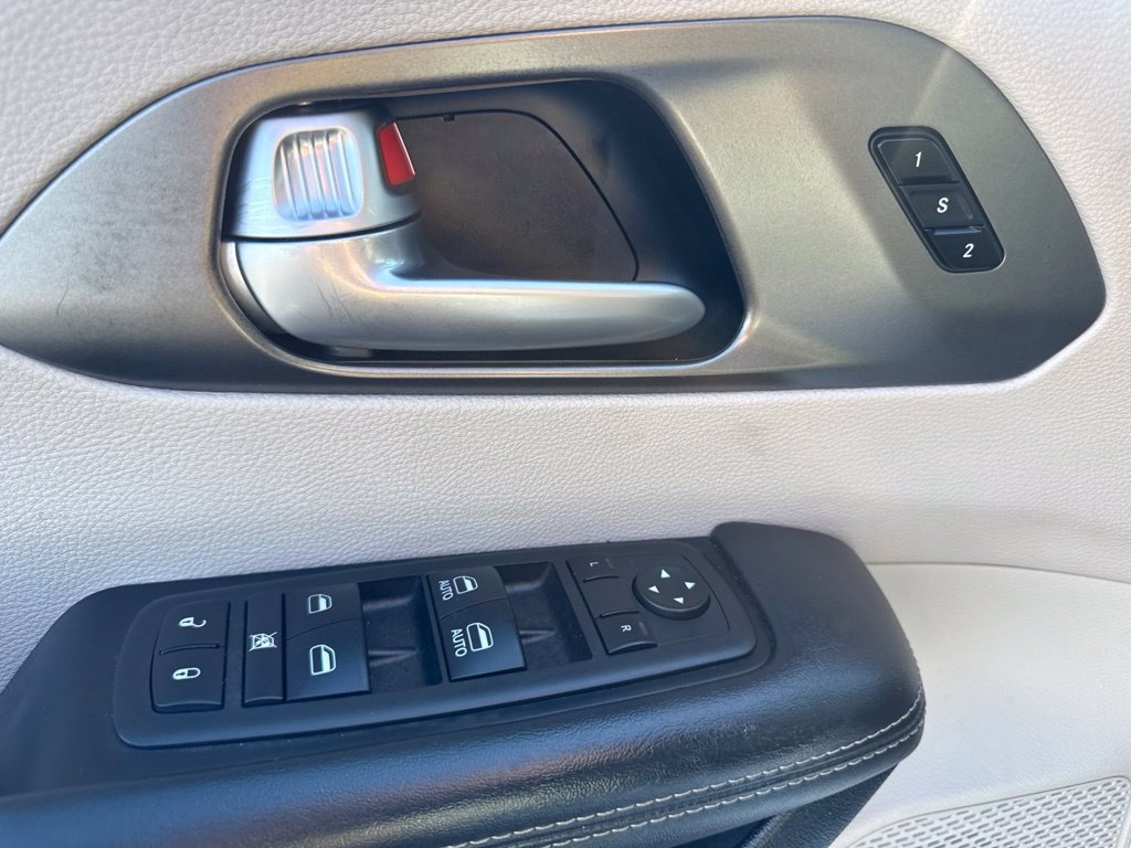 Used 2024 Chrysler Pacifica Touring-L FWD image 9