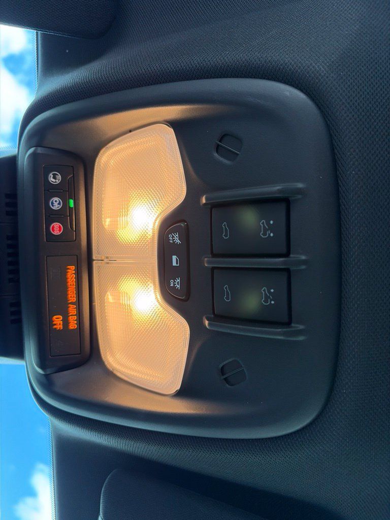 Used 2025 Chevrolet Colorado ZR2 w/ Technology Package AWD/4WD image 16