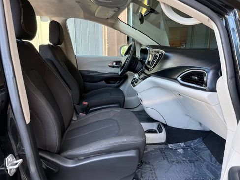 Used 2021 Chrysler Voyager L FWD image 20