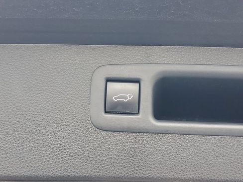 Used 2021 Toyota Highlander LE FWD image 9