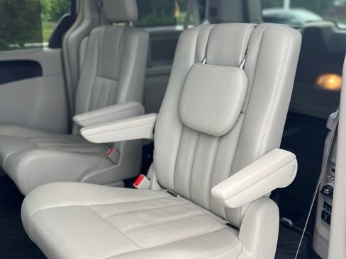 Used 2014 Chrysler Town & Country Touring-L w/ Driver Convenience Group FWD image 20
