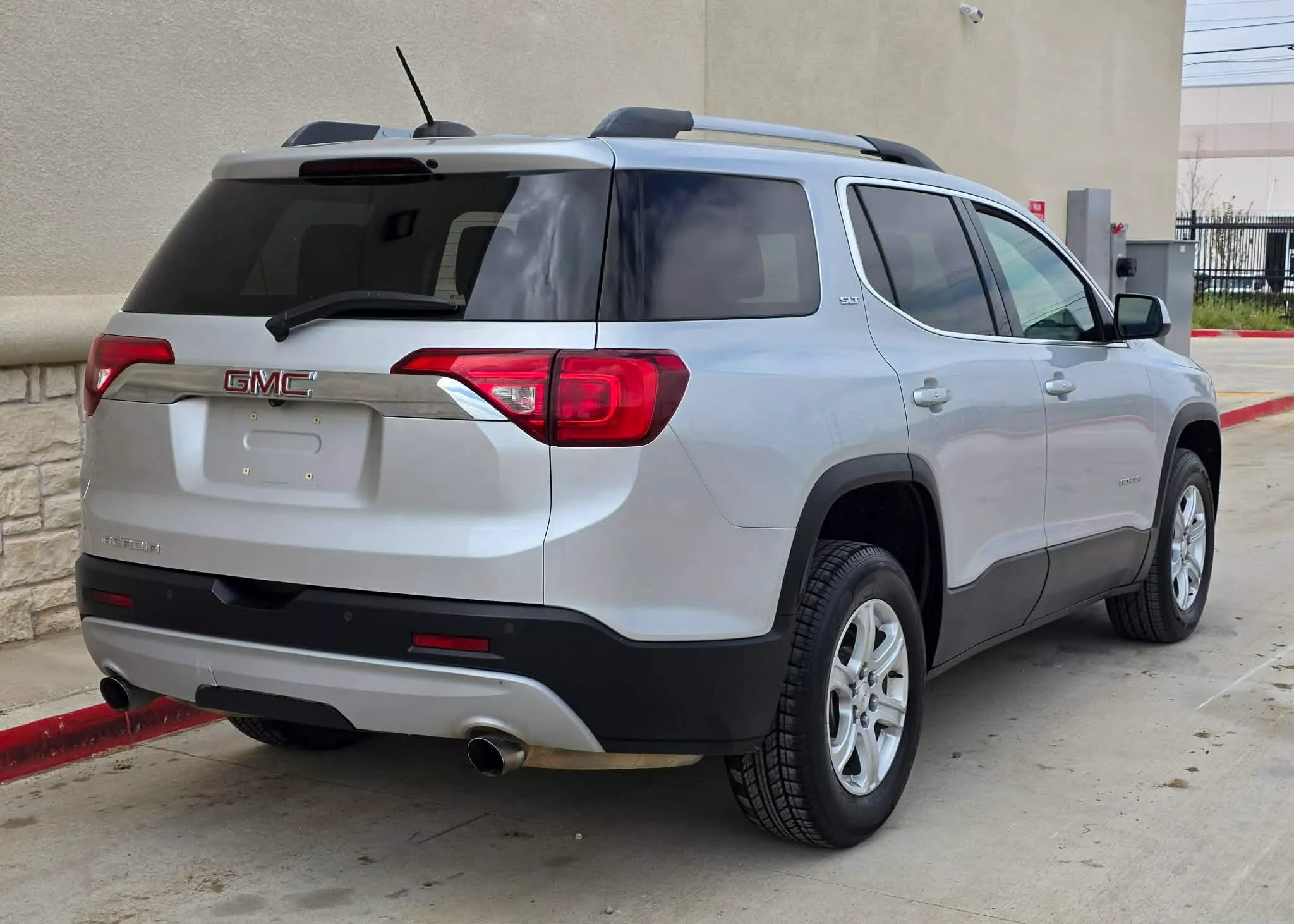 Used 2019 GMC Acadia SLT FWD image 3