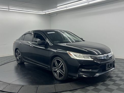 Used 2016 Honda Accord Touring image 2
