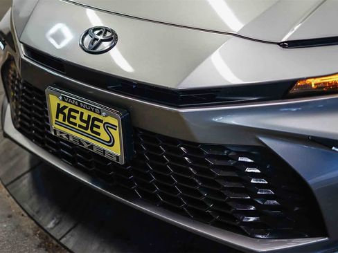 Used 2025 Toyota Camry SE image 8