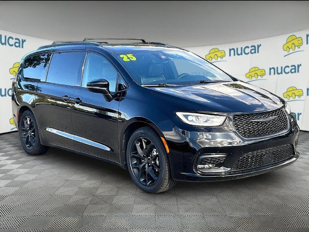 Used 2025 Chrysler Pacifica Limited FWD image 1