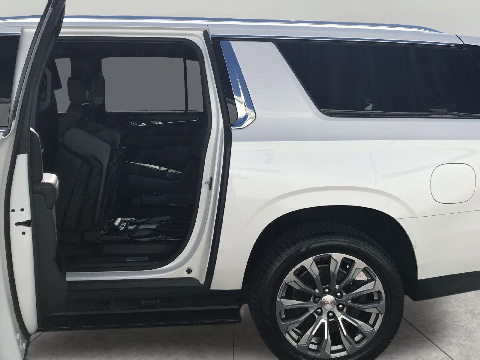 Used 2021 GMC Yukon XL Denali w/ Denali Premium Package AWD/4WD image 30