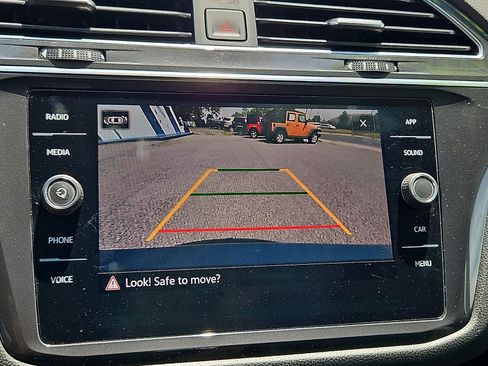 Used 2022 Volkswagen Tiguan SE w/ Panoramic Sunroof Package AWD/4WD image 21