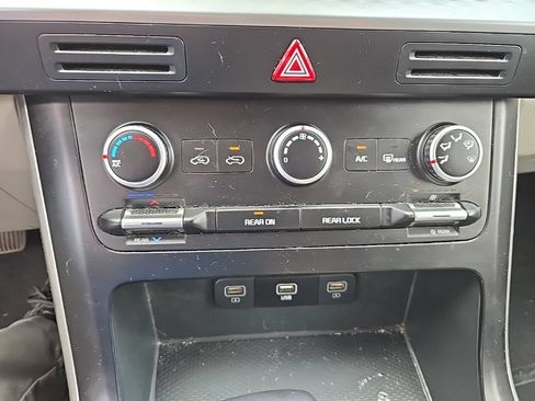 Used 2024 Kia Carnival LX FWD image 12