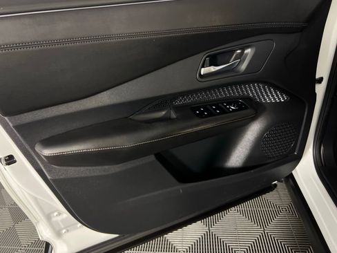 Used 2024 Nissan Ariya FWD image 25